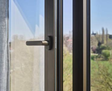 Draai-kip raam in aluminium Komfort EVO medium