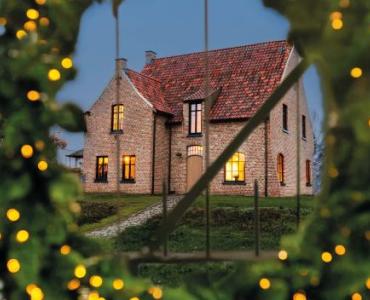 Referentie houten deur en zwarte ramen in kerstsfeer