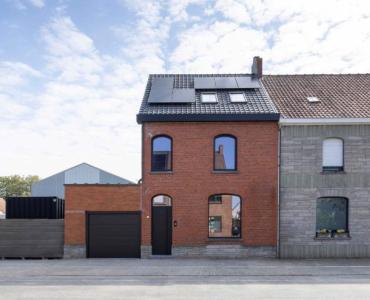 Halfopen bebouwing gerenoveerd met pvc en aluminium ramen en deur