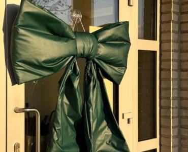 aluminium voordeur met een strik als kerstdecoratie