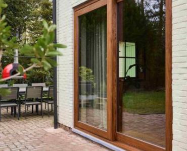Houten schuifraam in afrormosia in de kleur rubio natural