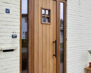 Houten voordeur met zij- en bovenlicht in afrormosia