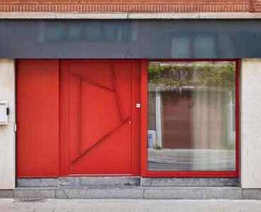 Moderne rode aluminium deur met geometrische lijnenspel 