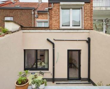 Aluminium raam en beglaasde aluminium deur aan de achterzijde van de woning
