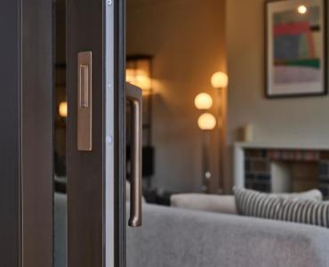 Geanodiseerd brons; een kleur in de lift