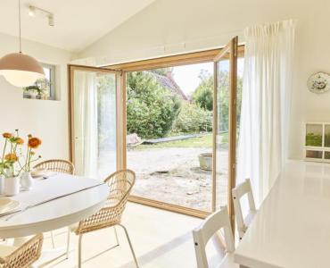 Houten ramen met opendraaiende vleugels in de eetkamer
