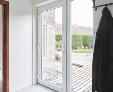 Glazen achterdeur in wit pvc