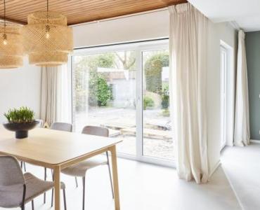 Groot raam in wit pvc aan de tuin met een ongelijke verdeling