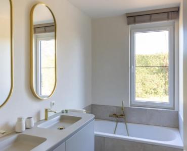 Raam met verborgen scharnieren