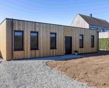 Strakke zwarte ramen in voorgevel