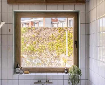 Badkamerraam met verborgen scharnieren