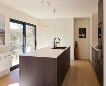 Duorail schuifraam in moderne keuken