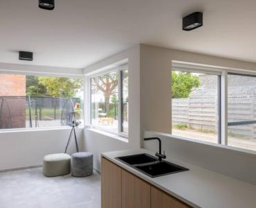 Stijlvolle en moderne woonruimte met hoekramen