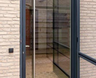 Brede glazen achterdeur