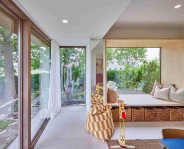 Ee raam dat langs binnen een knusse zithoek is