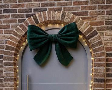 Kerststrik bevestigd aan de voordeur