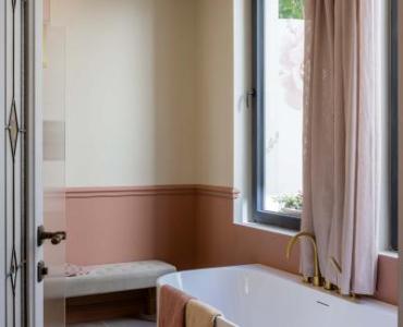 Donkere pvc ramen in een badkamer met roze tinten