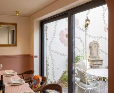 Zwart aluminium schuifraam in eetruimte van een gerenoveerde woning