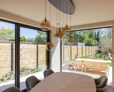 Grote aluminium schuiframen in de leefruimte met prachtig zicht op de tuin