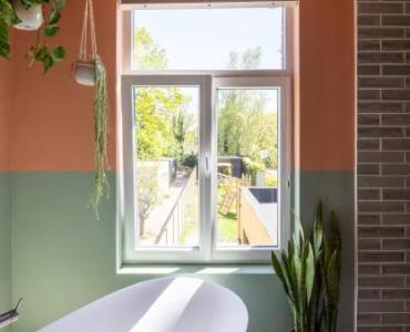 Witte pvc ramen in een moderne badkamer