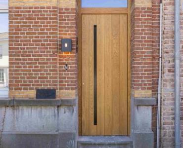 Houten voordeur uit eik met minimalistische moderne handgreep