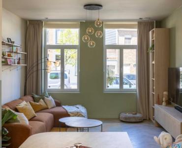 Witte pvc ramen in de gerenoveerde huis gemaakt woning in Kessel