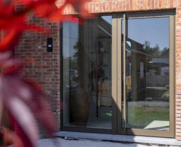 Glazen voordeur met bronzen profielen
