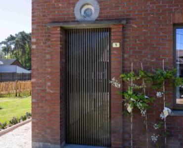 aluminium rooster met verticale lamellen voor het raam