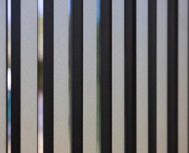 aluminium rooster met verticale lamellen voor het raam