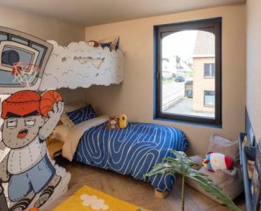 Zwart pvc raam in kinderkamer