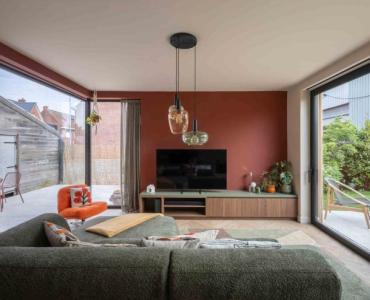 Woonkamer met veel licht en ruimte door grote ramen