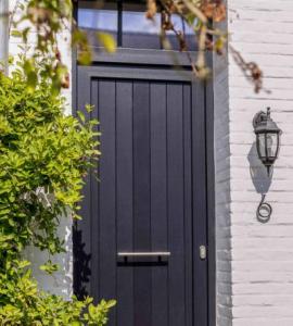 Pvc voordeur uit de reekst Impakt Plus bij een gekaleide gevel